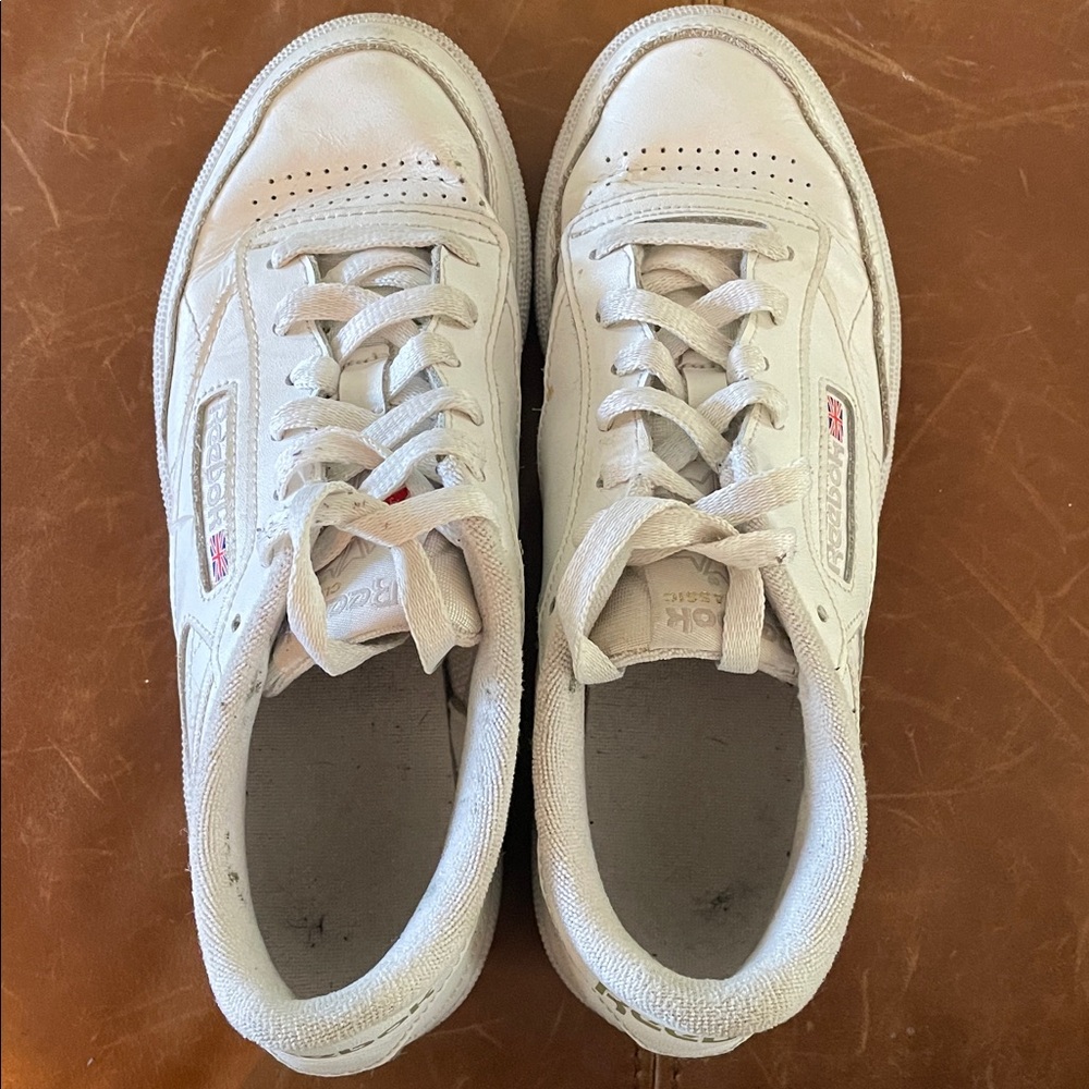 REEBOK Classic White Leather Court Shoes w Red Logo Size 7 | GUC